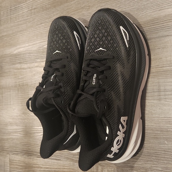 Hoka Shoes - Women's Hoka Clifton 9 size 8